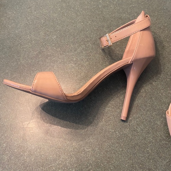 Mazzimo beige ankle strap sandals. - Picture 3 of 4